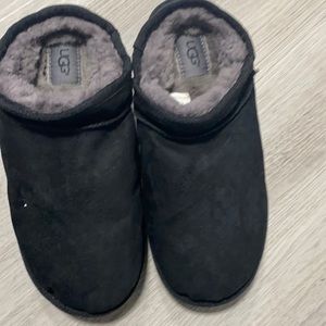 Women’s slipper uggs black size 8. Very cozy